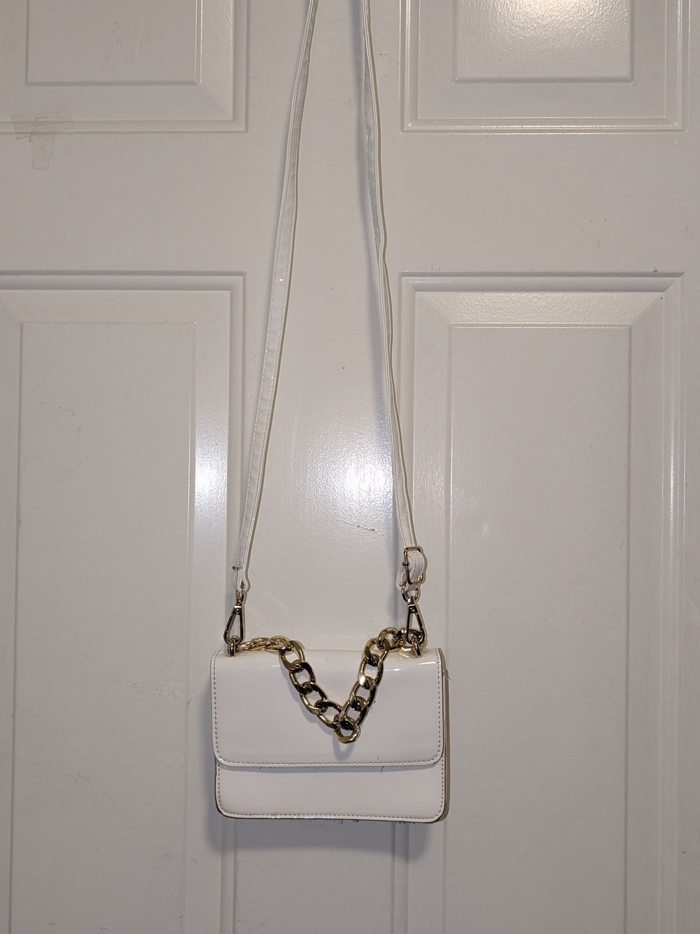 Minimalist White Crossbody Bag with Gold Chain Accent